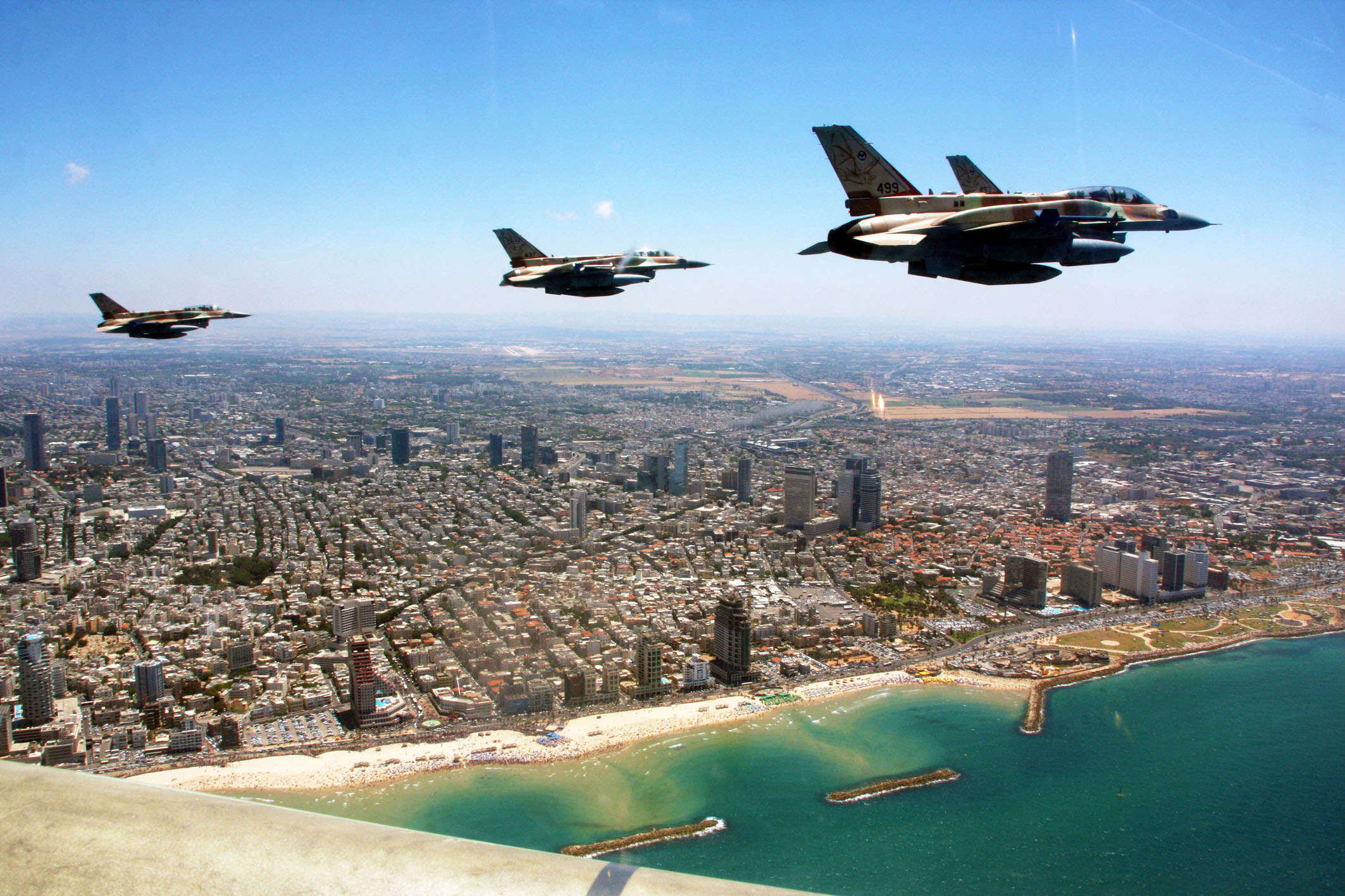 Israel's. Самолеты ВВС Израиля. Израиль дефенс Форс. Израильские военные самолеты. Истребители над городом.